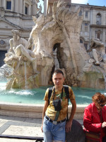 Я у фонтана 4-х рек (Fontana dei Quattro Fiumi) на площади Навона (Piazza Navona) в половину роста.