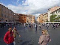 Вид на площадь Навона (Piazza Navona) от фонтана 4-х рек (Fontana dei Quattro Fiumi) к фонтану Нептуна (Fontana del Nettuno).