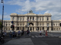 Нескромно красивое здание Верховного кассационного суда Италии (Corte suprema di cassazione) нескромно называется Дворцом правосудия (Palazzo di Giustizia, 1911).