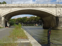 Тибр (Tiberis) под мостом Умберто I (Ponte Umberto I, 1895).