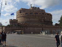 За́мок святого Ангела (Castellum Sancti Angeli, Castel Sant'Angelo), бывший мавзолей Адриана (Mausoleum Hadriani, 139 год).