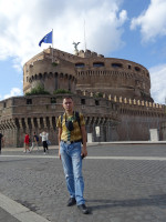 Я и За́мок святого Ангела (Castellum Sancti Angeli, Castel Sant'Angelo), который хоть и имеет тавтологичное название, но зато выглядит очень необычно.