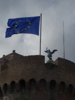 Эта фотография башни За́мка святого Ангела (Castellum Sancti Angeli, Castel Sant'Angelo) не про Евросоюз (в который входит Италия, флаг которого развевается на фоне пасмурного неба), а про то, почему За́мок так называется (см. скульптуру с крыльями). 😉