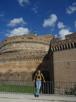 Я и За́мок святого Ангела (Castellum Sancti Angeli, Castel Sant'Angelo) с другого, менее примечательного бока.