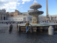 Я на площади святого Петра (Piazza San Pietro) с её фонтаном Бернини (Fontana del Bernini).