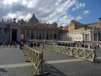 Подход к собору святого Петра (Basilica Sancti Petri, 1626) на одноимённой площади (Piazza San Pietro) организован в виде коридоров, чтобы избежать широкой толпы.