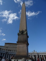 Ватиканский обелиск (Obelisco Vaticano древнеегипетского происхождения ранее 40 года) на площади святого Петра (Piazza San Pietro), на южной стороне которого надпись гласит: «Сикст V, Великий понтифик, выполнив кропотливую работу, перенёс к порогу Апостолов ватиканский обелиск, посвящённый нечестивому почтению языческим богам, в 1586 году, во время своего 2-го понтификата» (Sixtvs V Pont Max / Obeliscvm Vaticanvm / dis gentivm / impio cvltv dicatvm / ad Apostolorvm limina / operoso labore transtvlit / anno M D LXXXVI Pont II).