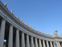 Колоннада святого Петра, точнее, колоннада собора святого Петра (Basilica Sancti Petri) с огромными статуями Иисуса Христа, Иоанна Крестителя и апостолов (кроме самого апостола Петра).