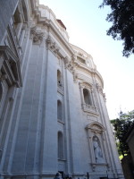 Вид на собор святого Петра (Basilica Sancti Petri) сбоку (он вообще довольно глубоко уходит с территории одноимённой площади в Ватикан).