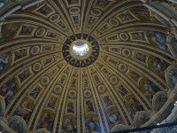 Купол святого Петра, точнее, купол собора святого Петра (Basilica Sancti Petri) в Риме/Ватикане с его подкупольного балкона.