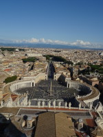 Тоже площадь святого Петра (Piazza San Pietro) с купола одноимённого собора (Basilica Sancti Petri), но кадр вертикальный, позволяющий увидеть Рим дальше и потрясающее небо.