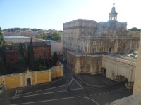 Вид с крыши собора святого Петра (Basilica Sancti Petri) на внутреннюю/боковую улицу, возможно, именно Ватикана, а не Рима.