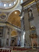 Одна из боковых стен собора святого Петра (Basilica Sancti Petri) с загадочной надписью «овод» (OVOD) на аттике.