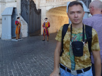 Я со строгими швейцарскими гвардейцами, охраняющими Ватикан (Cohors pedestris Helvetiorum a sacra custodia Pontificis) с 1506 года в форме по рисункам Микеланджело (Michelangelo); ближе с ними не сфотографироваться.
