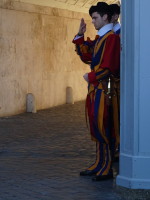 Швейцарские гвардейцы (Cohors pedestris Helvetiorum a sacra custodia Pontificis), отдающие кому-то входящему честь. 🫡