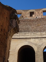 Несмотря на общую разрушенность Колизея (Colosseus), некоторые фрагменты (мелко)кирпичной кладки сохранились удивительно хорошо.
