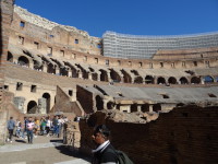 Часть самого верхнего яруса Колизея (Colosseus) обнесена настолько «технологичными» лесами из металла, что кажется современной версией из металла и стекла.