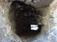 Сквозная дырка в одной из стен Колизея (Colosseus) так и манит залезть в неё…