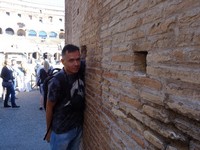 Я внутри Колизея (Colosseus), вид 6 из 12, лезу рукой в ту самую сквозную дырку…