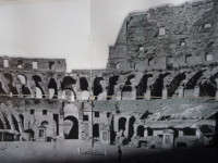 Одна из старых, ещё чёрно-белых фотографий Колизея (Colosseus) на внутренней выставке, фотография до начала реставрации арены и верхнего яруса и, скорее всего, фотография прошлого века.