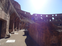 Колизей (Colosseus) внутри в лучах солнца.