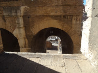 Вид с одного из ярусов Колизея (Colosseus) вниз по лестнице, под арку, на ярус ниже и арену.