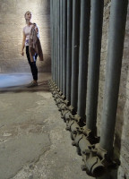 Дверь в Колизее (Colosseus), точнее, современная (судя по болтам) решётчатая дверь в древнеримском Колизее.