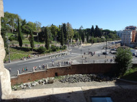 Вид из «окна» Колизея (Colosseus) на его улицу-площадь (Piazza del Colosseo) и её пересечение с улицами Никола Сальви (Via Nicola Salvi), Золотого дома (Viale delle Domus Aurea) и Лабикана (Via Labicana).