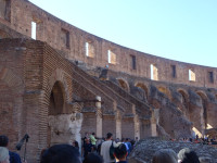«Возвращение» ко внутренним стенам Колизея (Colosseus) с его удивительно тонкими (не по ГоСтам/СНиПам! 😃) кирпичиками и их аккуратной кладкой.