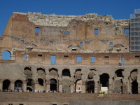 Самый верхний ярус Колизея (Colosseus) сохранился хуже всех. 🙁 Его начали реставрировать (см. фрагмент строительных лесов справа), но пока ярус в таком печальном состоянии, что нас, туристов, туда не пускают (хотя в его «окнах» видны ограды безопасности).