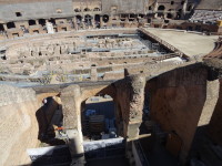 Тут хороши видны 2 контраста состояния Колизея (Colosseus): сохранившиеся (восстановленные?) «потолки» яруса на той стороне арены vs. провалы на этой стороне и начало восстановления арены справа vs. её основное состояние левее.