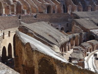 Тут хорош виден ещё 1 контраст Колизея (Colosseus): маленьких человечков (слева вверху, на балконе) и колоссального (Colosseus) архитектурного творения их великих предков.