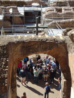 Христианский крест в Колизее (Colosseus) как символ удивительного поворота в древнеримской истории, от язычества (с преследованием и уничтожением христиан) до христианства (как новой государственной религии).