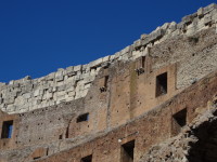 Не понимаю, почему на верхнем ярусе Колизея (Colosseus), в его кромке сочетаются 2 столь разных кладки: мелкая из красного кирпича и крупная из белых блоков… 🤔