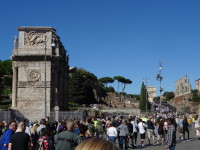Ура, мы вырвались из поглотившего нас своим величием Колизея (Colosseus) и с оптимизмом смотрим мимо триумфальной арки Константина (Arcus Constantini) на Священную дорогу к триумфальной арке Тита (Arcus Titi).