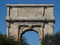 Курс – на знаменитую надпись «Сенат и народ Рима» (Senatus Populusque Romanus, SPQR), точнее, на триумфальную арку Тита (Arcus Titi, 81 год).