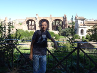 Я и вид со смотровой площадки Палатина (Mons Pălātīnus) на Римский форум (Forum Romanum), включая остатки церкви Максенция (Basilica Maxentii, 308 – 312 годы) и Церковь святой Франчески Римской (Basilica di Santa Francesca Romana, 1352).