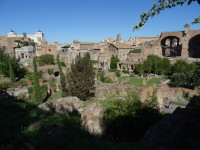 Вид со смотровой площадки Палатина (Mons Pălātīnus) на Римский форум (Forum Romanum), включая остатки церкви Максенция (Basilica Maxentii, 308 – 312 годы) справа, а также на Витториано (Vittoriano, 1935) слева вдали.
