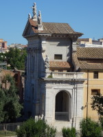 Церковь святой Франчески Римской (Basilica di Santa Francesca Romana, 1352) со скульптурами на крыше, среди которых наверняка есть святая Мария/Франческа.