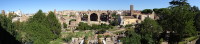 Панорама Римского форума (Forum Romanum), начиная с Витториано (Vittoriano) слева (в форум не входит), продолжая остатками церкви Максенция (Basilica Maxentii, 308 – 312 годы) и заканчивая Церковью святой Франчески Римской (Basilica di Santa Francesca Romana, 1352) и Новым монастырём святой Марии (Monastero Santa Maria Nova) с его высоченной колокольней (XII век).