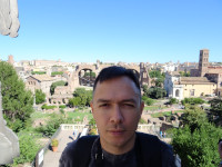 Я и вид со смотрового балкона виллы в садах Фарнезе на Палатине (Orti Farnesiani sul Palatino) на Римский форум (Forum Romanum), включая остатки церкви Максенция (Basilica Maxentii, 308 – 312) и Церковь святой Франчески Римской (Basilica di Santa Francesca Romana, 1352).