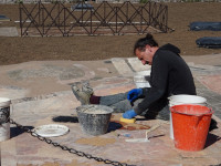 Реставратор Римского форума (Forum Romanum) около дворца Нерона (Domus Aurea) на Палатине (Mons Pălātīnus).