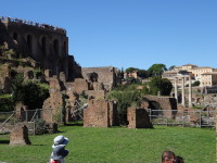 В основном, это Римский форума (Forum Romanum), в том числе 3 колонны от древнеримского храма Диоскуров (Templum Dioscuri), Кастора (Aedes Castoris) и Поллукса (et Polluci), но обратите внимание слева на остатки гигантской (какие человечки там!) библиотеки храма Августа (Bibliotheca Templi Augusti) или дворца Тиберия (Bibliotheca Domus Tiberianae).