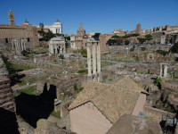 Вид на левую часть Римского форума (Forum Romanum) с высоты остатков гигантской библиотеки храма Августа (Bibliotheca Templi Augusti) или дворца Тиберия (Bibliotheca Domus Tiberianae).