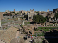 Вид на центральную часть Римского форума (Forum Romanum) с высоты остатков гигантской библиотеки храма Августа (Bibliotheca Templi Augusti) или дворца Тиберия (Bibliotheca Domus Tiberianae).