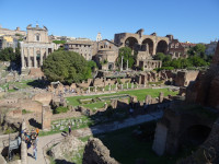 Вид на правую часть Римского форума (Forum Romanum) с высоты остатков гигантской библиотеки храма Августа (Bibliotheca Templi Augusti) или дворца Тиберия (Bibliotheca Domus Tiberianae).