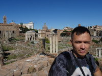 Я и вид на левую часть Римского форума (Forum Romanum) с высоты остатков гигантской библиотеки храма Августа (Bibliotheca Templi Augusti) или дворца Тиберия (Bibliotheca Domus Tiberianae).