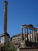 Колонна Фоки (Columna Phocae, 608 год) и руины Ростры (Rostra, 308 – 29 годы до нашей эры) на Римском форуме (Forum Romanum).