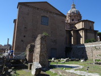 Курия Юлия (Curia Iulia, 44 – 29 годы до нашей эры) и Церковь святых Луки и Мартины (Chiesa dei Santi Luca e Martina, VII век – 1635), построенная на месте другой, самой 1-й курии (сенатского дома) Гостилия.