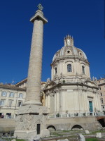 Колонна Траяна (Columna Traiana, 113 год) и Церковь святого имени Марии (Chiesa Santissimo Nome di Maria, 1751) на форума Траяна (Forum Traiani), вид с его культурного слоя.